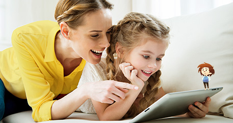 Ein Frau und ein kleines Mädchen schauen gemeinsam auf ein Tablet.